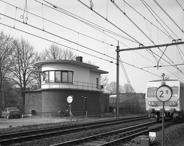 76482 Gezicht op het seinhuis van de N.S. te Blauwkapel, nabij de spoorwegovergang aan de Eykmanlaan te Utrecht. Rechts ...